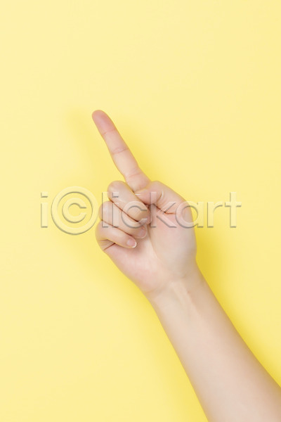 복지 소통 30대 사람 신체부위 JPG 포토 1 노란배경 누끼 손짓 수어(수화언어) 숫자 스튜디오촬영 실내 의사소통 지문자 청각장애인 커뮤니케이션