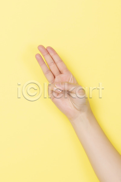 복지 소통 30대 사람 신체부위 JPG 포토 3 노란배경 누끼 손짓 수어(수화언어) 숫자 스튜디오촬영 실내 의사소통 지문자 청각장애인 커뮤니케이션