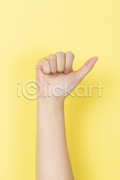 복지 소통 30대 사람 신체부위 JPG 포토 5 노란배경 누끼 손짓 수어(수화언어) 숫자 스튜디오촬영 실내 의사소통 지문자 청각장애인 커뮤니케이션