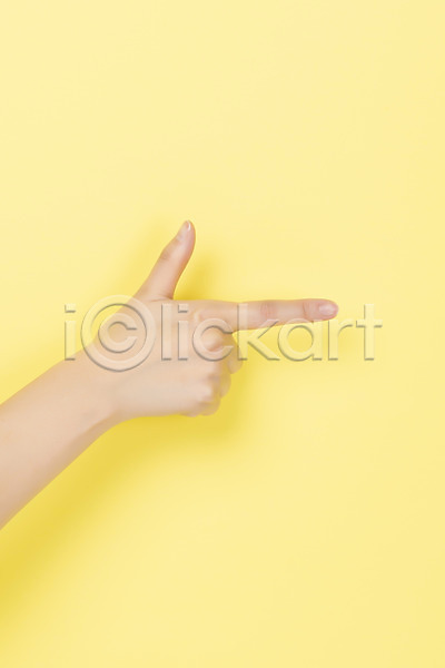 복지 소통 30대 사람 신체부위 JPG 포토 6 노란배경 누끼 손짓 수어(수화언어) 숫자 스튜디오촬영 실내 의사소통 지문자 청각장애인 커뮤니케이션