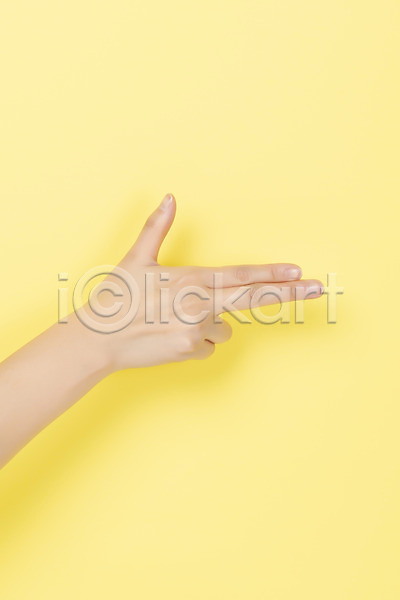 복지 소통 30대 사람 신체부위 JPG 포토 7 노란배경 누끼 손짓 수어(수화언어) 숫자 스튜디오촬영 실내 의사소통 지문자 청각장애인 커뮤니케이션