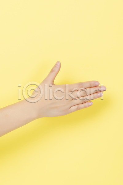 복지 소통 30대 사람 신체부위 JPG 포토 9 노란배경 누끼 손짓 수어(수화언어) 숫자 스튜디오촬영 실내 의사소통 지문자 청각장애인 커뮤니케이션