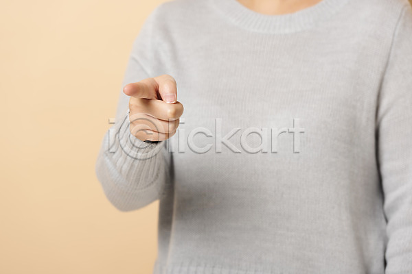 복지 소통 30대 사람 신체부위 JPG 앞모습 포토 너 베이지색배경 상반신 손 손짓 수어(수화언어) 스튜디오촬영 실내 의사소통 청각장애인 커뮤니케이션