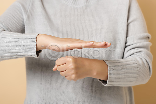 복지 사랑 소통 30대 사람 신체부위 JPG 앞모습 포토 베이지색배경 상반신 손 손짓 수어(수화언어) 스튜디오촬영 실내 의사소통 청각장애인 커뮤니케이션