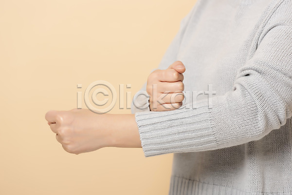 복지 소통 30대 사람 신체부위 JPG 앞모습 포토 베이지색배경 상반신 손 손짓 수고 수어(수화언어) 스튜디오촬영 실내 의사소통 청각장애인 커뮤니케이션