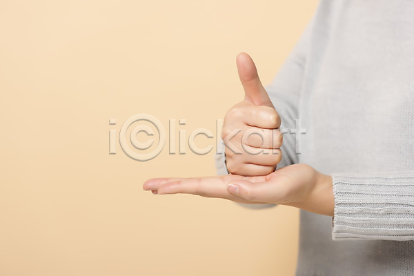 복지 소통 30대 사람 신체부위 JPG 앞모습 포토 베이지색배경 상반신 손 손짓 수어(수화언어) 스튜디오촬영 실내 의사소통 존경 청각장애인 커뮤니케이션