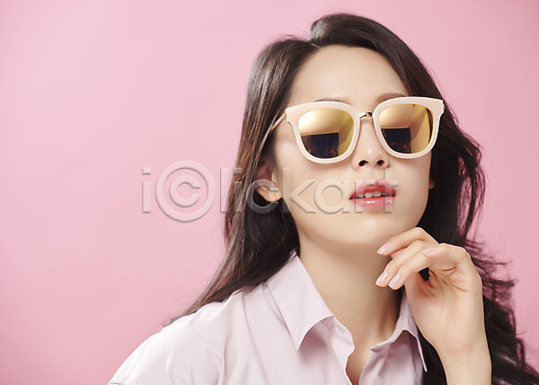 청춘(젊음) 20대 사람 성인 성인여자한명만 여자 한국인 한명 JPG 앞모습 포토 대학생 라이프스타일 분홍색배경 뷰티 상반신 선글라스 스튜디오촬영 실내 의료성형뷰티 캐주얼 턱괴기