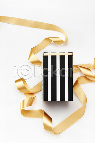 사람없음 JPG 포토 하이앵글 금색 끈 리본 상자 선물상자 스튜디오촬영 실내 오브젝트 플랫레이 흰배경