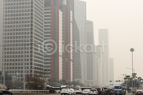공해 대기오염 사회이슈 환경오염 사람없음 JPG 포토 겨울 날씨 도로 도시풍경 미세먼지 뿌연 서울 야외 여의도 오염 자동차 주간 하늘 한국 환경 황사 흐림