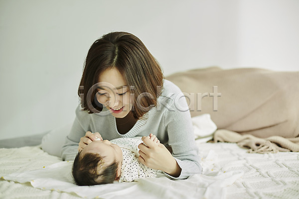 화목 20대 두명 성인 아기 여자 한국인 JPG 포토 가족 눕기 상반신 실내 싱글맘 엄마 엎드리기 육아 육아라이프 침대 한부모가족
