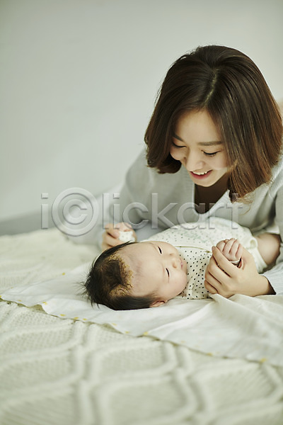 화목 20대 두명 성인 아기 여자 한국인 JPG 포토 가족 눕기 상반신 실내 싱글맘 엄마 엎드리기 육아 육아라이프 침대 한부모가족