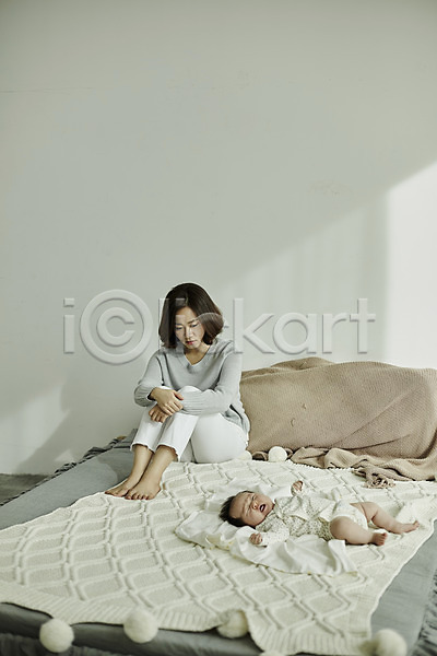 우울감 피곤 20대 두명 성인 아기 여자 한국인 JPG 앞모습 포토 가족 눕기 산후우울증 실내 싱글맘 앉기 엄마 육아 육아라이프 전신 침대 한부모가족