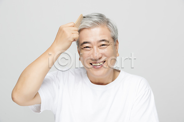 60대 남자 노년 노인남자한명만 사람 한국인 한명 JPG 앞모습 포토 그루밍족 누끼 머리빗 미소(표정) 뷰티 상반신 스튜디오촬영 실내 응시 피부 회색배경