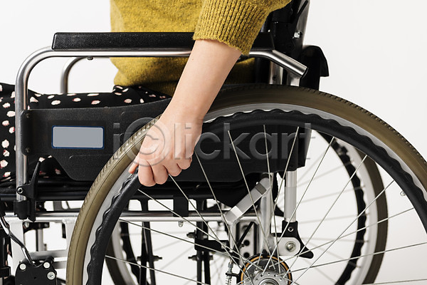 30대 신체부위 한명 JPG 포토 바퀴 보조기구 스튜디오촬영 실내 오브젝트 의료용품 잡기 장애 팔 한개 휠체어 흰배경