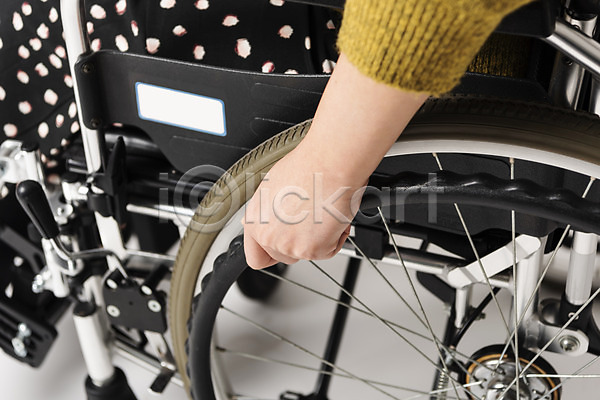 30대 신체부위 한명 JPG 포토 바퀴 보조기구 스튜디오촬영 실내 오브젝트 의료용품 잡기 장애 팔 한개 휠체어 흰배경