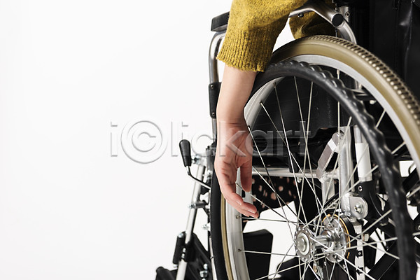 30대 신체부위 한명 JPG 포토 누끼 보조기구 스튜디오촬영 실내 오브젝트 의료용품 장애 팔 한개 휠체어 흰배경