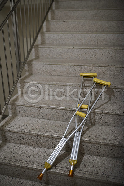 사람없음 JPG 포토 계단 목발 보조기구 실내 오브젝트 의료용품 장애 한쌍