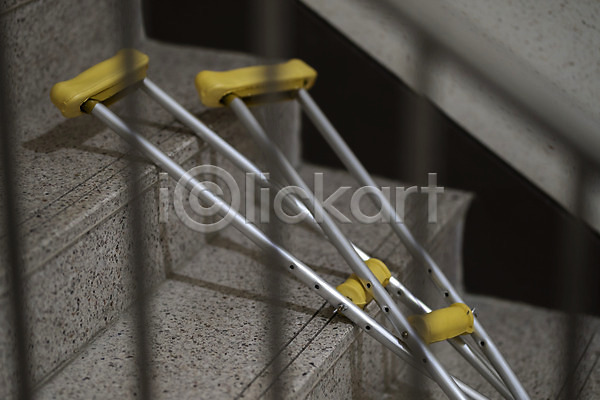 사람없음 JPG 근접촬영 아웃포커스 포토 계단 목발 보조기구 실내 오브젝트 의료용품 장애 한쌍