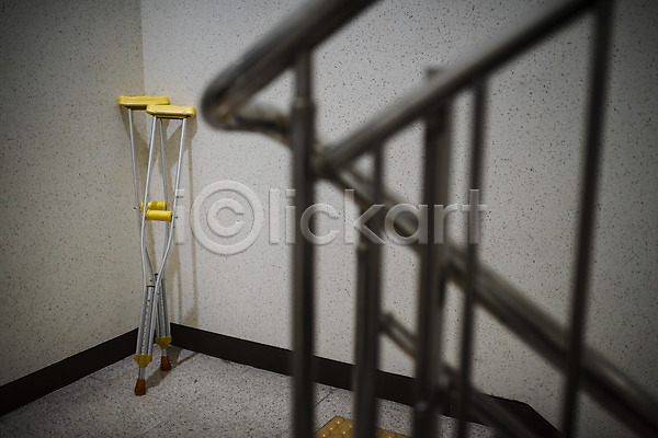 사람없음 JPG 아웃포커스 포토 계단 목발 보조기구 실내 오브젝트 의료용품 장애 한쌍