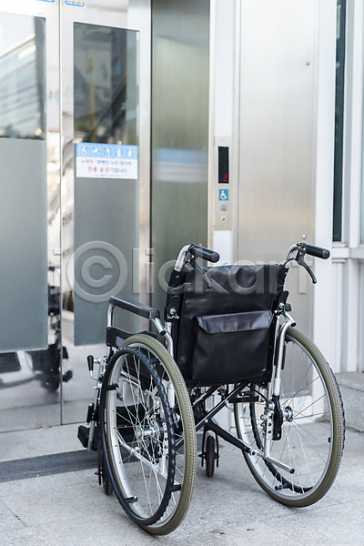 사람없음 JPG 포토 보조기구 야외 엘리베이터 오브젝트 의료용품 장애 주간 한개 휠체어