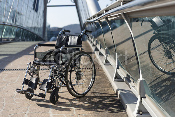 사람없음 JPG 포토 보조기구 손잡이 야외 오브젝트 육교 의료용품 장애 주간 한개 휠체어
