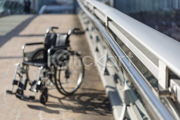 사람없음 JPG 아웃포커스 포토 보조기구 손잡이 야외 오브젝트 육교 의료용품 장애 주간 한개 휠체어