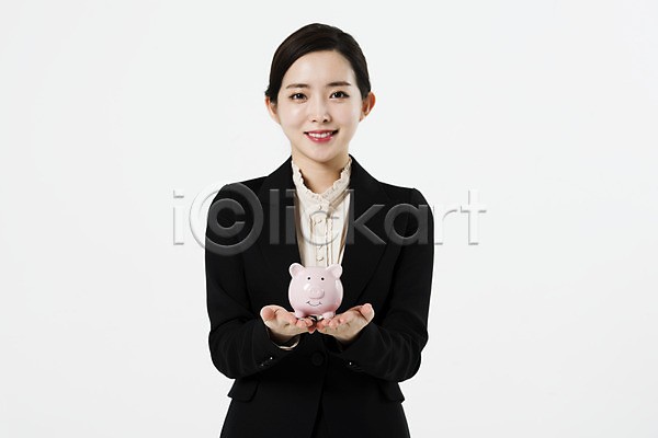 20대 사람 성인 성인여자한명만 여자 한국인 한명 JPG 앞모습 포토 금융 금융의날 누끼 돼지저금통 들기 미소(표정) 비즈니스 비즈니스우먼 상반신 서기 스튜디오촬영 실내 저축 정장 흰배경