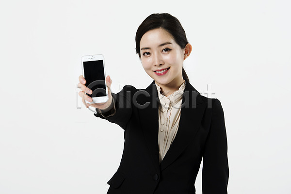20대 사람 성인 성인여자한명만 여자 한국인 한명 JPG 앞모습 포토 누끼 들기 미소(표정) 보여주기 비즈니스 비즈니스우먼 상반신 서기 스마트폰 스튜디오촬영 실내 흰배경