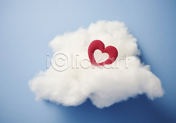 사랑 즐거움 행복 사람없음 JPG 포토 감정 구름(자연) 빨간색 솜 스튜디오촬영 실내 오브젝트 파란배경 파란색 하트 흰색