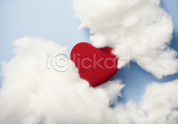 사랑 즐거움 행복 사람없음 JPG 포토 감정 구름(자연) 솜 스튜디오촬영 실내 오브젝트 파란배경 파란색 하늘 하트