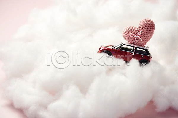 사랑 행복 사람없음 JPG 포토 감정 구름(자연) 백그라운드 분홍색 빨간색 솜 스튜디오촬영 실내 오브젝트 자동차 장난감자동차 털실 하트 흰색