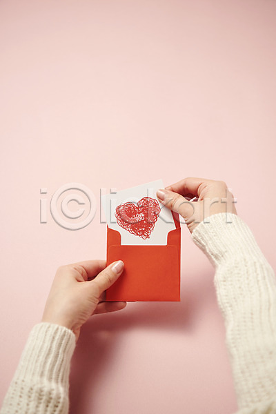 사랑 즐거움 행복 신체부위 JPG 포토 감정 누끼 분홍색배경 빨간색 스튜디오촬영 실내 양손 오브젝트 오픈 카드(감사) 하트