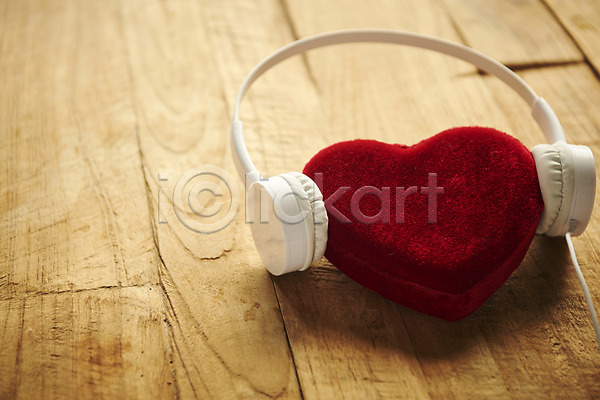 사랑 즐거움 행복 사람없음 JPG 포토 감정 나무배경 백그라운드 빨간색 스튜디오촬영 실내 오브젝트 음악 하트 헤드폰