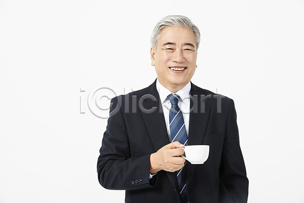 60대 남자 노년 노인남자한명만 사람 한국인 한명 JPG 앞모습 포토 CEO 들기 리더 미소(표정) 비즈니스 비즈니스맨 사장 상반신 스튜디오촬영 실내 음료 응시 정장 직장인 커피 커피잔 흰배경