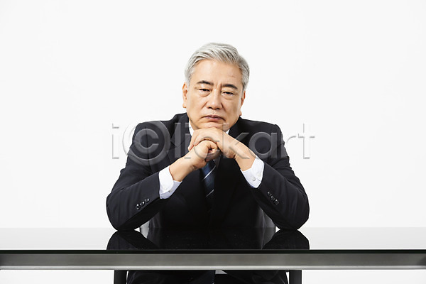 고민 60대 남자 노년 노인남자한명만 사람 한국인 한명 JPG 앞모습 포토 CEO 리더 비즈니스 비즈니스맨 사장 상반신 생각 스튜디오촬영 실내 앉기 의자 정장 직장인 책상 턱괴기 흰배경
