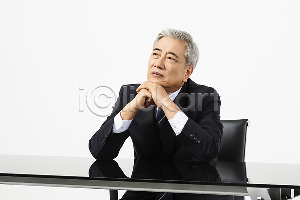 60대 남자 노년 노인남자한명만 사람 한국인 한명 JPG 옆모습 포토 CEO 리더 비즈니스 비즈니스맨 사장 상반신 생각 스튜디오촬영 실내 앉기 의자 정장 직장인 책상 턱괴기 흰배경