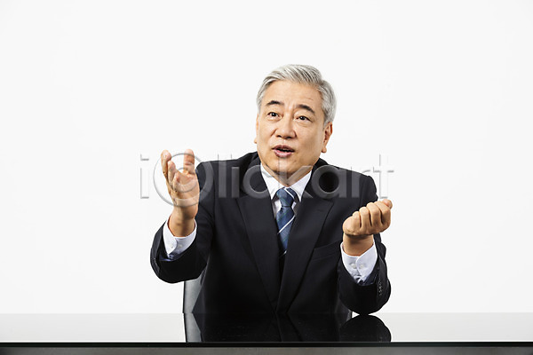 60대 남자 노년 노인남자한명만 사람 한국인 한명 JPG 앞모습 포토 CEO 대화 리더 미소(표정) 비즈니스 비즈니스맨 사장 상반신 손짓 스튜디오촬영 실내 앉기 응시 의자 정장 직장인 책상 흰배경