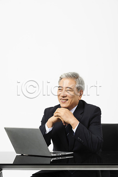 60대 남자 노년 노인남자한명만 사람 한국인 한명 JPG 앞모습 포토 CEO 노트북 리더 미소(표정) 비즈니스 비즈니스맨 사장 상반신 스튜디오촬영 실내 앉기 업무 응시 의자 정장 직장인 책상 흰배경