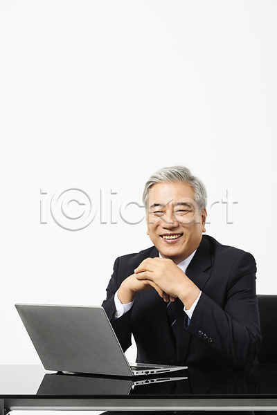 60대 남자 노년 노인남자한명만 사람 한국인 한명 JPG 앞모습 포토 CEO 노트북 리더 미소(표정) 비즈니스 비즈니스맨 사장 상반신 손모으기 스튜디오촬영 실내 앉기 업무 응시 정장 직장인 책상 흰배경