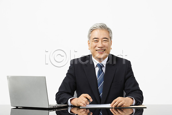 60대 남자 노년 노인남자한명만 사람 한국인 한명 JPG 앞모습 포토 CEO 결재판 노트북 리더 미소(표정) 비즈니스 비즈니스맨 사장 상반신 스튜디오촬영 실내 앉기 업무 응시 정장 책상 펜 흰배경
