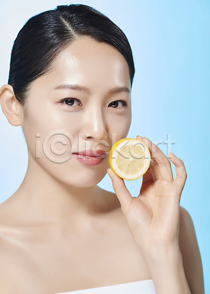상큼 20대 사람 성인 성인여자한명만 여자 한국인 한명 JPG 근접촬영 앞모습 포토 누끼 들기 디톡스 레몬 모션 미소(표정) 반쪽 뷰티 상반신 스튜디오촬영 실내 싱그러움 응시 의료성형뷰티 파란배경