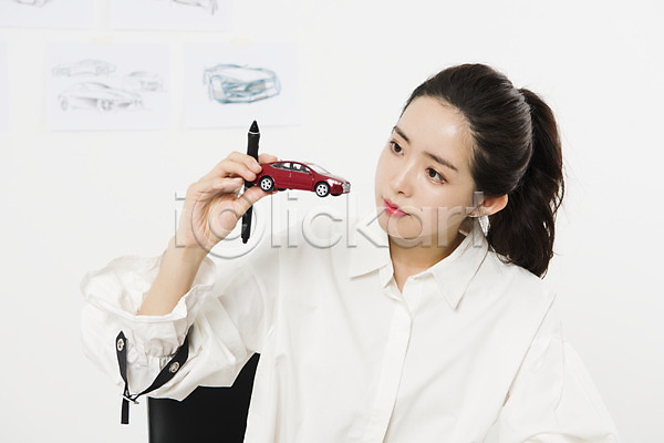 고민 아이디어 20대 사람 성인 성인여자한명만 여자 한국인 한명 JPG 앞모습 포토 누끼 들기 디자이너 미니카 상반신 생각 스튜디오촬영 시안 실내 응시 자동차 작업실 장난감자동차 창작 펜 프리랜서 흰배경