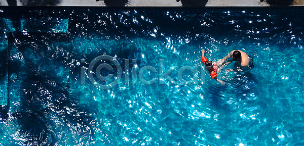 기쁨 함께함 행복 백인 사람 사람없음 성인 아기 어린이 여자 JPG 포토 하이앵글 해외이미지 가족 건강 걸음마 딸 라이프스타일 물 수영 수중 아빠 안전 파란색 해외포토 휴가 히스패닉