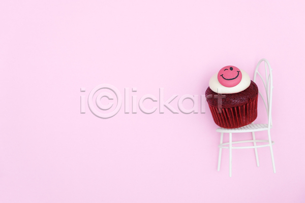 사람없음 JPG 포토 해외이미지 레드벨벳 미니어처 미소(표정) 분홍색배경 실내 의자 장식 카피스페이스 컵케이크