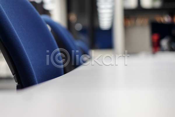 사람없음 JPG 포토 해외이미지 백그라운드 보케 블러 사무실 실내 업무 의자 작업실 줄서기 직장 책상 카피스페이스 파란색 표면