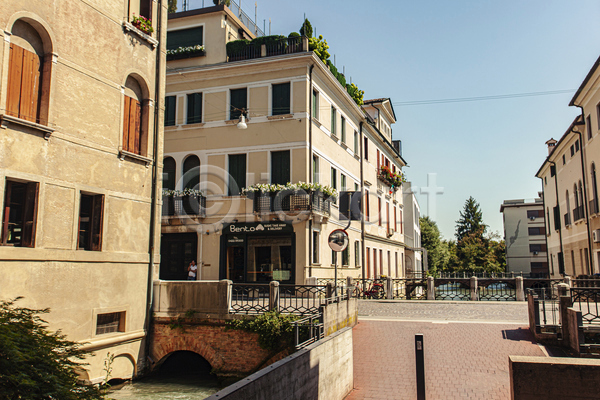 사람없음 JPG 포토 해외이미지 건물 꽃 다리(건축물) 야외 여름(계절) 운하 유럽건축 유럽풍경 이탈리아 주간 화단