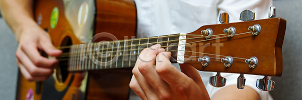 행복 10대 남자 백인 사람 사람없음 소년 어린이 JPG 포토 해외이미지 교육 기구 기타 기타리스트 놀이 라이프스타일 뮤지컬 배너 소리 손 손가락 수업 스터디 실내 앉기 연습 음악가 주택 줄 취미 학생 해외포토