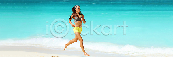 사람 여자 한명 JPG 포토 해외이미지 가로 건강 다이어트 달리기 달리기선수 듣기 라이프스타일 맨발 물 배너 백그라운드 스마트폰 스포츠 신체 여름 여행 연습 운동 음악 이어폰 카피스페이스 태양 파노라마 파란색 해외포토 핸드폰 휴가