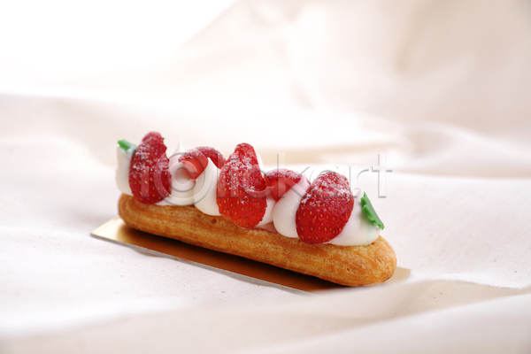 달콤 사람없음 JPG 포토 해외이미지 디저트 딸기 슈크림 실내 에클레어 천(직물) 초콜릿 프랑스음식 한개 흰배경