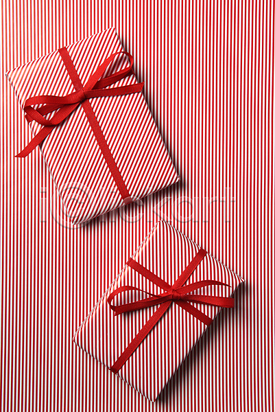 사람없음 JPG 포토 해외이미지 계절 리본 머리위 빨간색 상자 선물 종이 줄무늬 크리스마스 포장 활 휴가